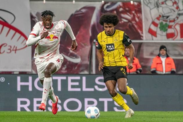 Leipzig, Deutschland 15. März 2025: 1.BL - 2024 2025 - RB Leipzig vs. Borussia Dortmund Im Bild: v. li. im Zweikampf El Chadaille Bitshiabu (Leipzig) und Karim Adeyemi (Dortmund) DFL regulations prohibit any use of photographs as image sequences and or quasi-video. Copyright: xFotostandx xNachtigallx