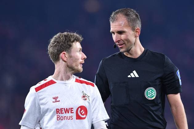 Fußball 2. Bundesliga 26. Spieltag 1. FC Köln - SV Darmstadt 98 am 15.03.2025 im RheinEnergieStadion in Köln Florian Kainz ( Köln ), links - Schiedsrichter Florian Heft ( Neuenkirchen ), rechts DFL regulations prohibit any use of photographs as image sequences and or quasi-video.