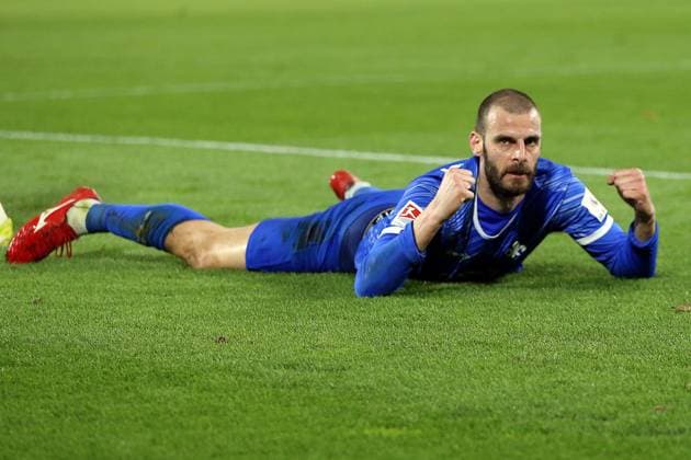 Sport Bilder des Tages 15.03.2025, xrekx, Fussball 2.Bundesliga, 1.FC Koeln - SV Darmstadt 98 v.l. Aleksandar Vukotic (SV Darmstadt 98) bejubelt das Foulspiel mit den Fans (DFL DFB REGULATIONS PROHIBIT ANY USE OF PHOTOGRAPHS as IMAGE SEQUENCES and or QUASI-VIDEO) Koeln