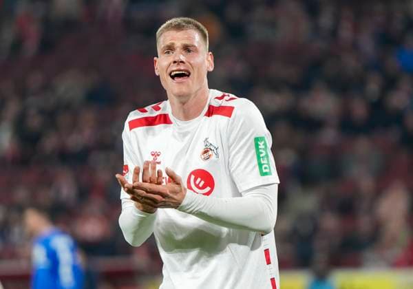Steffen Tigges (1. FC Koeln, 21) reklamiert bei Fynn Kohn (DFB-Schiedsrichter, Husum) 1. FC Köln - SC Darmstadt 98, 15.03.2025 Fussball, 2. Bundesliga, RheinEnergieStadion Köln DFL regulations prohibit any use of photographs as image sequences and or quasi-video.