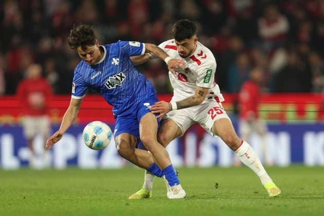 Guille Bueno (SV Darmstadt 98) und Jusuf Gazibegovic(1. FC Koeln) im Zweikampf waehrend des Spiels der 2. Bundesliga zwischen 1. FC Köln und SV Darmstadt 98 im RheinEnergieStadion am 15. March 2025 in Köln, Deutschland. (Foto von Oliver Kaelke DeFodi Images) +++ Guille Bueno (SV Darmstadt 98) und Jusuf Gazibegovic(1. FC Koeln) battle for the ball during the 2. Bundesliga match between 1. FC Köln and SV Darmstadt 98 at RheinEnergieStadion on March 15, 2025 in Cologne, Germany. (Photo by Oliver Kaelke DeFodi Images) DFB DFL REGULATIONS PROHIBIT ANY USE OF PHOTOGRAPHS AS IMAGE SEQUENCES AND OR QUASI-VIDEO. (Photo by Oliver Kaelke DeFodi Images)