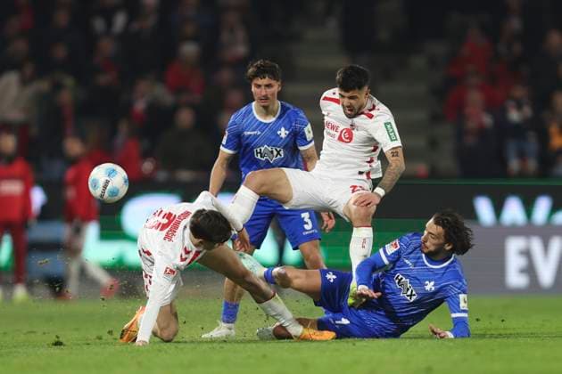 Denis Huseinbasic (1. FC Koeln), Jusuf Gazibegovic (1. FC Koeln) und Fraser Hornby (SV Darmstadt 98) im Zweikampf waehrend des Spiels der 2. Bundesliga zwischen 1. FC Köln und SV Darmstadt 98 im RheinEnergieStadion am 15. March 2025 in Köln, Deutschland. (Foto von Oliver Kaelke DeFodi Images) +++ Denis Huseinbasic (1. FC Koeln), Jusuf Gazibegovic (1. FC Koeln) und Fraser Hornby (SV Darmstadt 98) battle for the ball during the 2. Bundesliga match between 1. FC Köln and SV Darmstadt 98 at RheinEnergieStadion on March 15, 2025 in Cologne, Germany. (Photo by Oliver Kaelke DeFodi Images) DFB DFL REGULATIONS PROHIBIT ANY USE OF PHOTOGRAPHS AS IMAGE SEQUENCES AND OR QUASI-VIDEO. (Photo by Oliver Kaelke DeFodi Images)