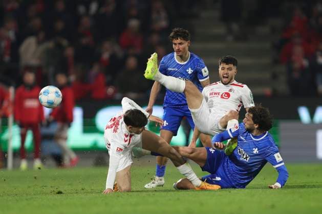 Denis Huseinbasic (1. FC Koeln), Jusuf Gazibegovic (1. FC Koeln) und Fraser Hornby (SV Darmstadt 98) im Zweikampf waehrend des Spiels der 2. Bundesliga zwischen 1. FC Köln und SV Darmstadt 98 im RheinEnergieStadion am 15. March 2025 in Köln, Deutschland. (Foto von Oliver Kaelke DeFodi Images) +++ Denis Huseinbasic (1. FC Koeln), Jusuf Gazibegovic (1. FC Koeln) und Fraser Hornby (SV Darmstadt 98) battle for the ball during the 2. Bundesliga match between 1. FC Köln and SV Darmstadt 98 at RheinEnergieStadion on March 15, 2025 in Cologne, Germany. (Photo by Oliver Kaelke DeFodi Images) DFB DFL REGULATIONS PROHIBIT ANY USE OF PHOTOGRAPHS AS IMAGE SEQUENCES AND OR QUASI-VIDEO. (Photo by Oliver Kaelke DeFodi Images)