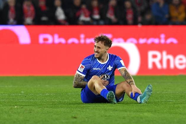 Luca Marseiler (SV Darmstadt 98) verletzt waehrend des Spiels der 2. Bundesliga zwischen 1. FC Köln und SV Darmstadt 98 im RheinEnergieStadion am 15. March 2025 in Köln, Deutschland. (Foto von Ralf Treese DeFodi Images) +++ Luca Marseiler (SV Darmstadt 98) injured during the 2. Bundesliga match between 1. FC Köln and SV Darmstadt 98 at RheinEnergieStadion on March 15, 2025 in Cologne, Germany. (Photo by Ralf Treese DeFodi Images) DFB DFL REGULATIONS PROHIBIT ANY USE OF PHOTOGRAPHS AS IMAGE SEQUENCES AND OR QUASI-VIDEO. (Photo by Ralf Treese DeFodi Images)