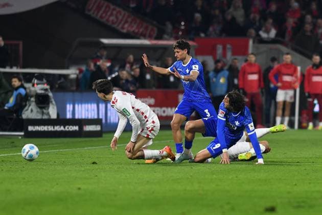Denis Huseinbasic (1. FC Koeln) und Fraser Hornby (SV Darmstadt 98) im Zweikampf waehrend des Spiels der 2. Bundesliga zwischen 1. FC Köln und SV Darmstadt 98 im RheinEnergieStadion am 15. March 2025 in Köln, Deutschland. (Foto von Ralf Treese DeFodi Images) +++ Denis Huseinbasic (1. FC Koeln) und Fraser Hornby (SV Darmstadt 98) battle for the ball during the 2. Bundesliga match between 1. FC Köln and SV Darmstadt 98 at RheinEnergieStadion on March 15, 2025 in Cologne, Germany. (Photo by Ralf Treese DeFodi Images) DFB DFL REGULATIONS PROHIBIT ANY USE OF PHOTOGRAPHS AS IMAGE SEQUENCES AND OR QUASI-VIDEO. (Photo by Ralf Treese DeFodi Images)