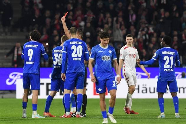 Schiedsrichter Florian Heft zeigt Fraser Hornby (SV Darmstadt 98) die gelb-rote Karte waehrend des Spiels der 2. Bundesliga zwischen 1. FC Köln und SV Darmstadt 98 im RheinEnergieStadion am 15. March 2025 in Köln, Deutschland. (Foto von Ralf Treese DeFodi Images) +++ Schiedsrichter Florian Heft shows the yellow-red card to Fraser Hornby (SV Darmstadt 98) during the 2. Bundesliga match between 1. FC Köln and SV Darmstadt 98 at RheinEnergieStadion on March 15, 2025 in Cologne, Germany. (Photo by Ralf Treese DeFodi Images) DFB DFL REGULATIONS PROHIBIT ANY USE OF PHOTOGRAPHS AS IMAGE SEQUENCES AND OR QUASI-VIDEO. (Photo by Ralf Treese DeFodi Images)