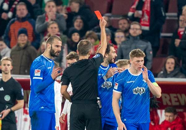 Florian Heft (DFB-Schiedsrichter, Neuenkirchen) zeigt Fraser Hornby (SV Darmstadt, 9) die gelb-rote Karte und muss somit das Feld verlassen. 1. FC Köln - SC Darmstadt 98, 15.03.2025 Fussball, 2. Bundesliga, RheinEnergieStadion Köln DFL regulations prohibit any use of photographs as image sequences and or quasi-video.