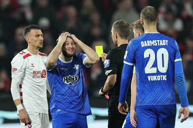 GER, 2.FBL, 1. FC Koeln vs. SV Darmstadt 98 15.03.2025, Rheinenergie Stadion, Koeln, GER, 2.FBL, 1. FC Koeln vs. SV Darmstadt 98, im Bild: gelbe Karte für Killian Corredor (Darmstadt 98 34),