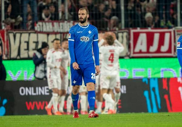 Jubel beim 1. FC köln. Vorne ist Aleksandar Vukotic (SV Darmstadt, 20) fassungslos und enttäuscht. 1. FC Köln - SC Darmstadt 98, 15.03.2025 Fussball, 2. Bundesliga, RheinEnergieStadion Köln DFL regulations prohibit any use of photographs as image sequences and or quasi-video.