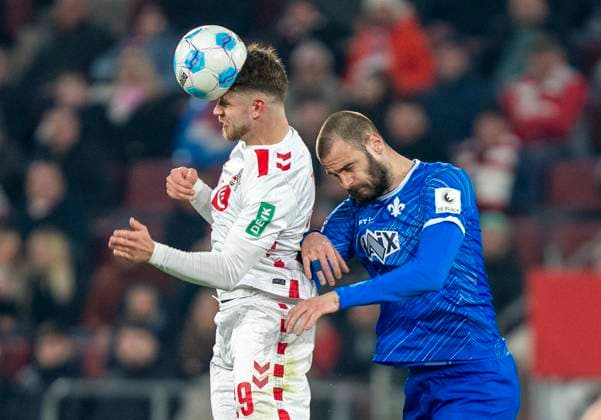 Kopfballduell zwischen Jan Thielmann (1. FC Koeln, 29) und Aleksandar Vukotic (SV Darmstadt, 20) 1. FC Köln - SC Darmstadt 98, 15.03.2025 Fussball, 2. Bundesliga, RheinEnergieStadion Köln DFL regulations prohibit any use of photographs as image sequences and or quasi-video.
