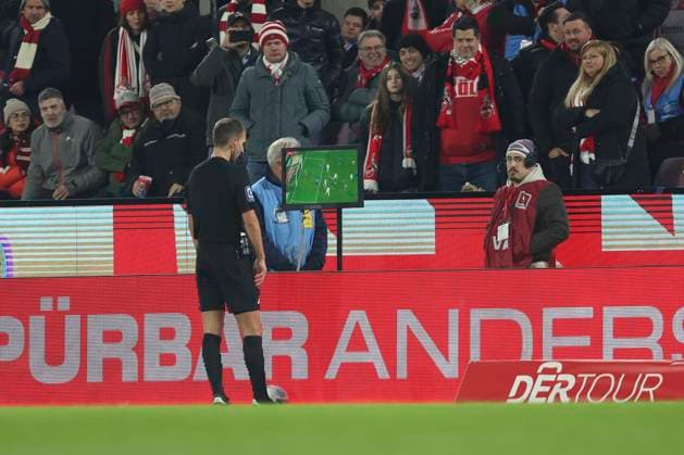 Schiedsrichter Florian Heft schaut sich das VAR an waehrend des Spiels der 2. Bundesliga zwischen 1. FC Köln und SV Darmstadt 98 im RheinEnergieStadion am 15. March 2025 in Köln, Deutschland. (Foto von Oliver Kaelke DeFodi Images) +++ Schiedsrichter Florian Heft looks at VAR during the 2. Bundesliga match between 1. FC Köln and SV Darmstadt 98 at RheinEnergieStadion on March 15, 2025 in Cologne, Germany. (Photo by Oliver Kaelke DeFodi Images) DFB DFL REGULATIONS PROHIBIT ANY USE OF PHOTOGRAPHS AS IMAGE SEQUENCES AND OR QUASI-VIDEO. (Photo by Oliver Kaelke DeFodi Images)