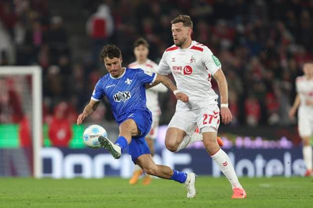 Guille Bueno (SV Darmstadt 98) und Imad Rondic (1. FC Koeln) im Zweikampf waehrend des Spiels der 2. Bundesliga zwischen 1. FC Köln und SV Darmstadt 98 im RheinEnergieStadion am 15. March 2025 in Köln, Deutschland. (Foto von Oliver Kaelke DeFodi Images) +++ Guille Bueno (SV Darmstadt 98) und Imad Rondic (1. FC Koeln) battle for the ball during the 2. Bundesliga match between 1. FC Köln and SV Darmstadt 98 at RheinEnergieStadion on March 15, 2025 in Cologne, Germany. (Photo by Oliver Kaelke DeFodi Images) DFB DFL REGULATIONS PROHIBIT ANY USE OF PHOTOGRAPHS AS IMAGE SEQUENCES AND OR QUASI-VIDEO. (Photo by Oliver Kaelke DeFodi Images)