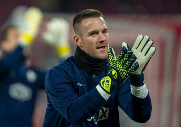 Marcel Schuhen (SV Darmstadt, 1) begrüßt die Fans vom SV Darmstadt beim Warmmachen. 1. FC Köln - SC Darmstadt 98, 15.03.2025 Fussball, 2. Bundesliga, RheinEnergieStadion Köln DFL regulations prohibit any use of photographs as image sequences and or quasi-video.