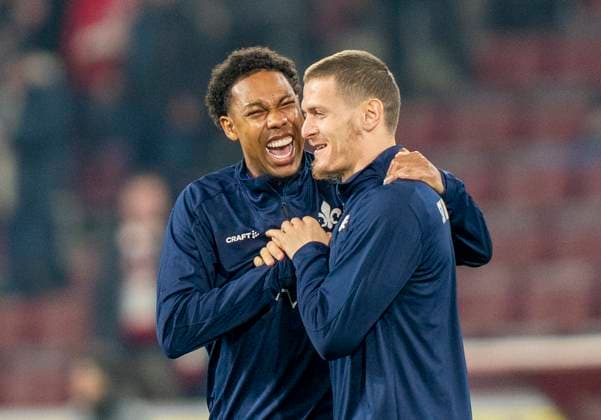 Jean-Paul Boetius (SV Darmstadt, 10) und Meldin Dreskovic (SV Darmstadt, 14) haben Spaß beim Warmmachen vor dem Spiel. 1. FC Köln - SC Darmstadt 98, 15.03.2025 Fussball, 2. Bundesliga, RheinEnergieStadion Köln DFL regulations prohibit any use of photographs as image sequences and or quasi-video.