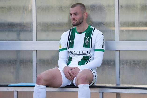 15.03.2025, xydrx, Fußball, Borussia Mönchengladbach II (U23) - 1.FC Bocholt, Regionalliga West, Grenzlandstadion: Kushtrim Asallari (Borussia Moenchengladbach II 10) sitzt frustriert nach dem Spiel auf der Bank Nordrhein-Westfahlen Deutschland