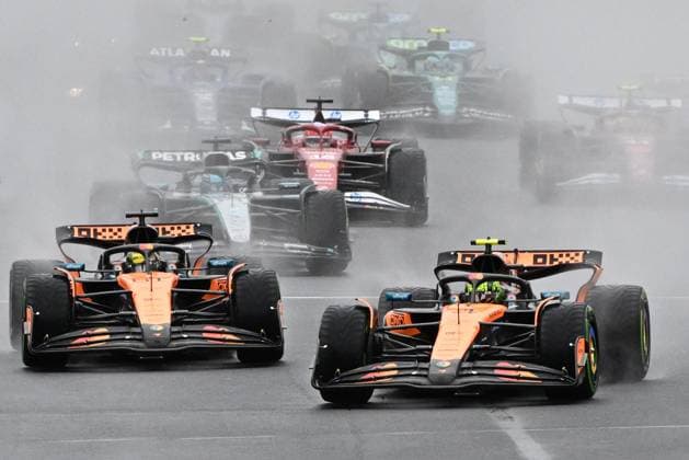 AUSTRALIAN GRAND PRIX, Lando Norris of McLaren leads into turn 1 during the start of the Australian Formula One Grand Prix at Albert Park in Melbourne, Victoria, Sunday, March 16, 2025. ( NO ARCHIVING, EDITORIAL USE ONLY, NO USE IN BOOKS WITHOUT CONSENT Melbourne Victoria Australia  Copyright: xJamesxRossx 20250316142011093009