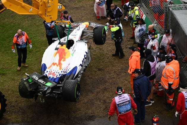 AUSTRALIAN GRAND PRIX, Isack Hadjar of Racing Bulls is removed from the track after losing control on turn 1 during the Australian Formula One Grand Prix at Albert Park in Melbourne, Victoria, Sunday, March 16, 2025. ( NO ARCHIVING, EDITORIAL USE ONLY, NO USE IN BOOKS WITHOUT CONSENT Melbourne Victoria Australia  Copyright: xJoelxCarrettx 20250316169850524916