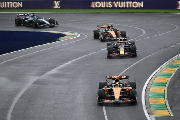 AUSTRALIAN GRAND PRIX, Lando Norris of McLaren leads Max Verstappen of Red Bull Racing and Oscar Piastri of McLaren during the Australian Formula One Grand Prix at Albert Park in Melbourne, Victoria, Sunday, March 16, 2025. ( NO ARCHIVING, EDITORIAL USE ONLY, NO USE IN BOOKS WITHOUT CONSENT Melbourne Victoria Australia  Copyright: xJoelxCarrettx 20250316172046659163