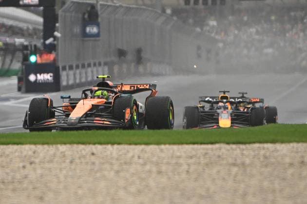 AUSTRALIAN GRAND PRIX, Lando Norris of McLaren leads Max Verstappen of Red Bull Racing during the Australian Formula One Grand Prix at Albert Park in Melbourne, Victoria, Sunday, March 16, 2025. ( NO ARCHIVING, EDITORIAL USE ONLY, NO USE IN BOOKS WITHOUT CONSENT Melbourne Victoria Australia  Copyright: xJoelxCarrettx 20250316167747477223