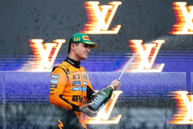 Lando Norris (McLaren Formula 1 Team, 04) jubelt bei der Siegerehrung auf dem Podium mit Champagner ueber den Sieg, AUS, Formel 1 Weltmeisterschaft, Luis Vuitton Grand Prix von Australien, Albert Park Circuit Melbourne, Rennen, Saison 2025, 16.03.2025 AUS, Formel 1 Weltmeisterschaft, Luis Vuitton Grand Prix von Australien, Albert Park Circuit Melbourne, Rennen, Saison 2025, 16.03.2025 Melbourne Copyright: xEibner-Pressefoto Memmlerx EP_MMR