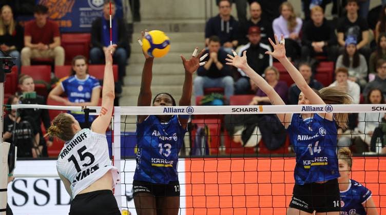Stuttgart , Volleyball Bundesliga Frauen, Allianz MTV Stuttgart vs. USC Münster , von links: Mia Kirchhoff ( Münster ) Krystal Rivers Kelsey Veltman ( Stgt )