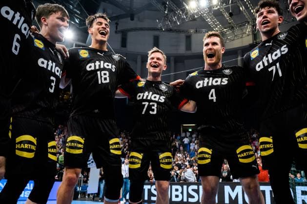 Bilder des Jahres 2025, Sport 03 März Sport Themen der Woche KW11 Sport Bilder des Tages Handball: EM-Qualifikation, Deutschland - Österreich, 2. Qualifikationsrunde, Gruppe 7, 4. Spieltag v.li. Nils Lichtlein (Deutschland), Julian Köster Koester (Deutschland), Timo Kastening (Deutschland), Johannes Golla (Deutschland), Marko Grgic (Deutschland) Schlussjubel Schlußjubel Emotion Freude Hannover ZAG Arena Deutschland *** Handball European Championship Qualification, Germany Austria, 2 Qualification Round, Group 7, Matchday 4 from left Nils Lichtlein Germany , Julian Köster Koester Germany , Timo Kastening Germany , Johannes Golla Germany , Marko Grgic Germany Final Cheer Final Cheer Emotion Joy Hannover ZAG Arena Germany