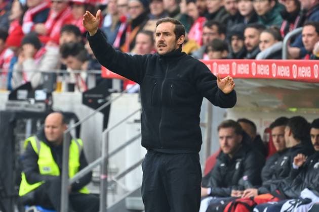 Trainer Julian SCHUSTER (SC Freiburg), Gestik,gibt Anweisungen, Einzelbild,angeschnittenes Einzelmotiv,Halbfigur,halbe Figur, Fussball 1. Bundesliga Saison 2024 2025, 26.Spieltag, Spieltag16 1.FSV Mainz 05 - SC Freiburg 2-2 am 15.03.2025, MEWA ARENA