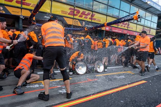 Lando Norris (McLaren Formula 1 Team, 04) und Team jubeln in der Boxengasse beim Teamfoto ueber den Sieg, AUS, Formel 1 Weltmeisterschaft, Luis Vuitton Grand Prix von Australien, Albert Park Circuit Melbourne, Rennen, Saison 2025, 16.03.2025 AUS, Formel 1 Weltmeisterschaft, Luis Vuitton Grand Prix von Australien, Albert Park Circuit Melbourne, Rennen, Saison 2025, 16.03.2025 Melbourne Copyright: xEibner-Pressefoto Memmlerx EP_MMR