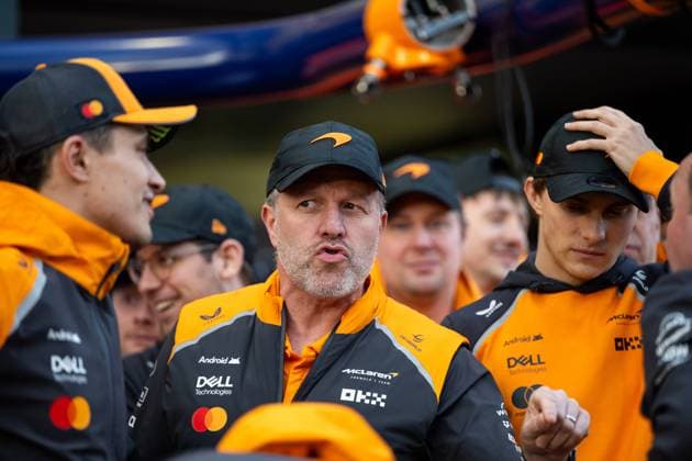 Zak Brown (McLaren Formula 1 Team, Geschaeftsfuehrer), daneben Lando Norris (McLaren Formula 1 Team, 04), Oscar Piastri (McLaren Formula 1 Team, 81), AUS, Formel 1 Weltmeisterschaft, Luis Vuitton Grand Prix von Australien, Albert Park Circuit Melbourne, Rennen, Saison 2025, 16.03.2025 AUS, Formel 1 Weltmeisterschaft, Luis Vuitton Grand Prix von Australien, Albert Park Circuit Melbourne, Rennen, Saison 2025, 16.03.2025 Melbourne Copyright: xEibner-Pressefoto Memmlerx EP_MMR
