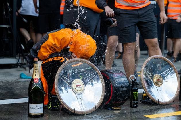 Lando Norris (McLaren Formula 1 Team, 04) jubelt ueber den Sieg und wird vom Team nach dem Teamfoto mit Champagner geduscht, AUS, Formel 1 Weltmeisterschaft, Luis Vuitton Grand Prix von Australien, Albert Park Circuit Melbourne, Rennen, Saison 2025, 16.03.2025 AUS, Formel 1 Weltmeisterschaft, Luis Vuitton Grand Prix von Australien, Albert Park Circuit Melbourne, Rennen, Saison 2025, 16.03.2025 Melbourne Copyright: xEibner-Pressefoto Memmlerx EP_MMR