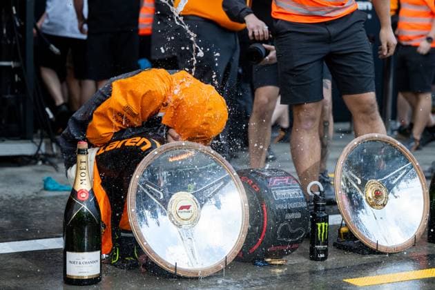 Lando Norris (McLaren Formula 1 Team, 04) jubelt ueber den Sieg und wird vom Team nach dem Teamfoto mit Champagner geduscht, AUS, Formel 1 Weltmeisterschaft, Luis Vuitton Grand Prix von Australien, Albert Park Circuit Melbourne, Rennen, Saison 2025, 16.03.2025 AUS, Formel 1 Weltmeisterschaft, Luis Vuitton Grand Prix von Australien, Albert Park Circuit Melbourne, Rennen, Saison 2025, 16.03.2025 Melbourne Copyright: xEibner-Pressefoto Memmlerx EP_MMR