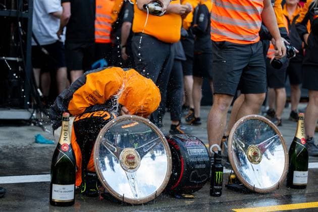 Lando Norris (McLaren Formula 1 Team, 04) jubelt ueber den Sieg und wird vom Team nach dem Teamfoto mit Champagner geduscht, AUS, Formel 1 Weltmeisterschaft, Luis Vuitton Grand Prix von Australien, Albert Park Circuit Melbourne, Rennen, Saison 2025, 16.03.2025 AUS, Formel 1 Weltmeisterschaft, Luis Vuitton Grand Prix von Australien, Albert Park Circuit Melbourne, Rennen, Saison 2025, 16.03.2025 Melbourne Copyright: xEibner-Pressefoto Memmlerx EP_MMR