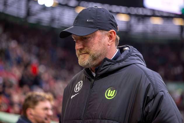 15.03.2025, Fussball 1. Bundesliga 2024 2025, 26. Spieltag, FC Augsburg - VfL Wolfsburg, in der WWK-Arena Augsburg, Trainer Ralph Hasenhüttl (Wolfsburg) nachdenklich.