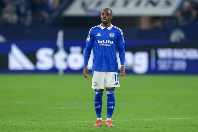 Christopher Antwi-Adjei (FC Schalke 04) schaut, 2. Bundesliga, FC Schalke 04 vs Hannover 96, Veltins-Arena am 14. March 2025 in Gelsenkirchen, Deutschland. (Foto von Marco Steinbrenner DeFodi Images) Christopher Antwi-Adjei (FC Schalke 04) looks on, 2. Bundesliga, FC Schalke 04 vs Hannover 96, Veltins-Arena, March 14, 2025 in Gelsenkirchen, Germany. (Photo by Marco Steinbrenner DeFodi Images) DFB DFL REGULATIONS PROHIBIT ANY USE OF PHOTOGRAPHS AS IMAGE SEQUENCES AND OR QUASI-VIDEO.