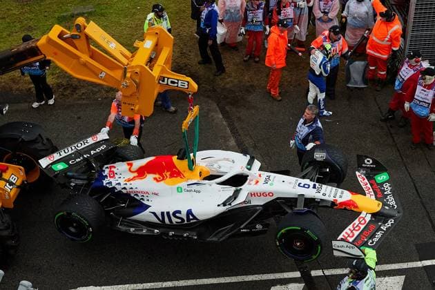 15.05.2025, xrarjax, Motorsport FIA Formel 1, Großer Preis von Australien 2025 v.l. Isack Hadjar (Racing Bulls) Startnummer 06 Unfall Crash (FIA REGULATIONS PROHIBIT ANY USE OF PHOTOGRAPHS as IMAGE SEQUENCES and or QUASI-VIDEO) Melbourne