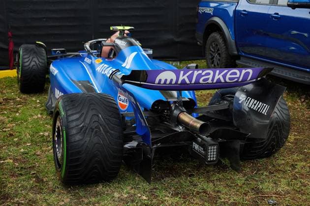 15.05.2025, xrarjax, Motorsport FIA Formel 1, Großer Preis von Australien 2025 v.l. Carlos Sainz (Williams Racing) Startnummer 55 Unfall Crash beschädigtes Auto (FIA REGULATIONS PROHIBIT ANY USE OF PHOTOGRAPHS as IMAGE SEQUENCES and or QUASI-VIDEO) Melbourne