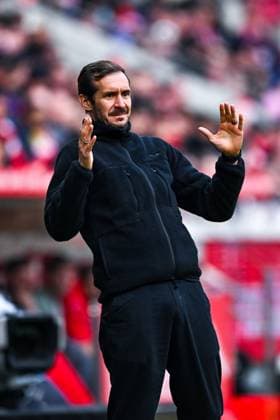 Julian Schuster (SC Freiburg, Trainer) gestikuliert, GER, 1. FSV Mainz 05 vs. SC Freiburg, Fussball, 1. Bundesliga, 26. Spieltag, Saison 2024 2025, 15.03.2025. DFL REGULATIONS PROHIBIT ANY USE OF PHOTOGRAPHS as IMAGE SEQUENCES and or QUASI-VIDEO. GER, 1. FSV Mainz 05 vs. SC Freiburg, Fussball, 1. Bundesliga, 26. Spieltag, Saison 2024 2025, 15.03.2025. Mainz Copyright: xEibner-Pressefoto FlorianxWiegandx EP_FWD