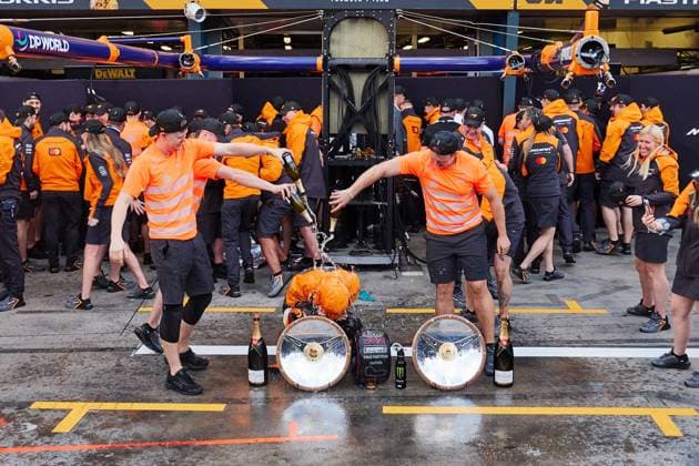 15.05.2025, xrarjax, Motorsport FIA Formel 1, Großer Preis von Australien 2025 v.l.Jubel, Freude über den Sieg bei McLaren Siegerfoto Teamfoto Lando Norris (McLaren) (FIA REGULATIONS PROHIBIT ANY USE OF PHOTOGRAPHS as IMAGE SEQUENCES and or QUASI-VIDEO) Melbourne