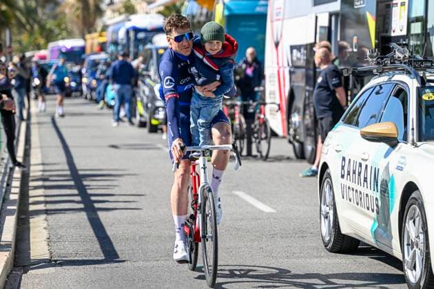 Sport Bilder des Tages Paris - Nice 2025 - stage 8 NICE, FRANCE - MARCH 16 : Kung Stefan (SUI) of Groupama - Fdj and his son before the start of the race during stage 8 and final stage of the 83th edition of the Paris - Nice cycling race, a stage of 119,9km with start and finish in Nice on March 16, 2025 in Nice, France, 16 03 2025 ( Motordriver Kenny Verfaillie - Nice France  Copyright: xNicoxVereeckenx