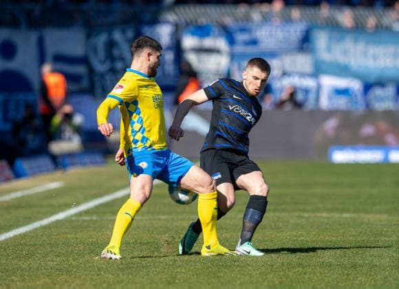 Fussball, Herren, Saison 2024 2025, 2. Bundesliga (26. Spieltag), Eintracht Braunschweig - Hertha BSC, v.l. Fabio Di Michele Sanchez (Braunschweig), Jonjoe Kenny (Hertha BSC), 16.03. 2025,