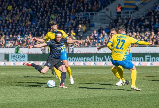 Fussball, Herren, Saison 2024 2025, 2. Bundesliga (26. Spieltag), Eintracht Braunschweig - Hertha BSC, v.l. Fabian Reese (Hertha BSC) erzielt das Tor zum 0:1 gegen Jannis Nikolaou (Braunschweig), Ermin Bicakcic (Braunschweig) und Fabio Di Michele Sanchez (Braunschweig), 16.03. 2025,