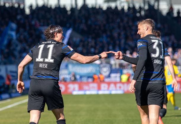Fussball, Herren, Saison 2024 2025, 2. Bundesliga (26. Spieltag), Eintracht Braunschweig - Hertha BSC, v.l. Fabian Reese (Hertha BSC), Marton Dardai (Hertha BSC), Jubel nach Tor zum 0:1, 16.03. 2025,