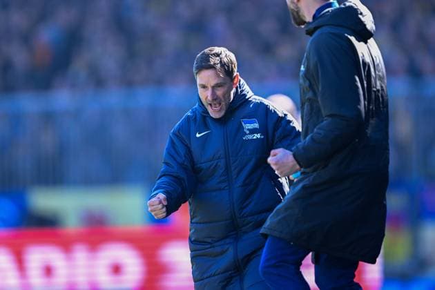 Fußball, 2. BL, Eintracht Braunschweig - Hertha BSC 3. Liga - VfL Osnabrück - Arminia Bielefeld am 15.03.2025 an der Bremer Brücke in Osnabrück Trainer Stefan Leitl (Hertha BSC Berlin) jubelt nach dem Tor zum 0:1.