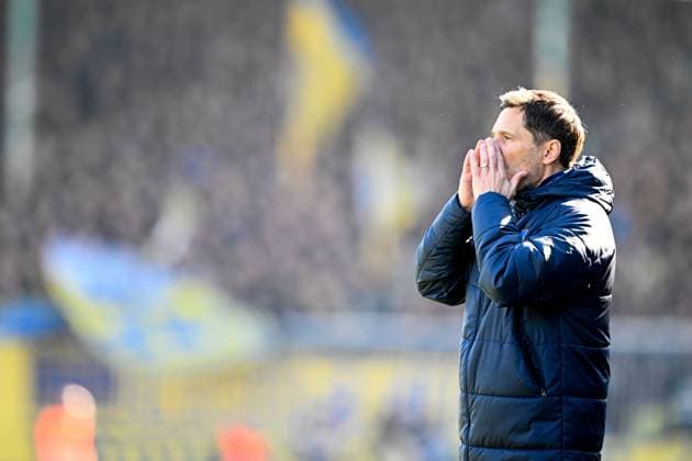 Fußball, 2. BL, Eintracht Braunschweig - Hertha BSC 3. Liga - VfL Osnabrück - Arminia Bielefeld am 15.03.2025 an der Bremer Brücke in Osnabrück Trainer Stefan Leitl (Hertha BSC Berlin) unzufrieden, enttäuscht, enttaeuscht, niedergeschlagen.