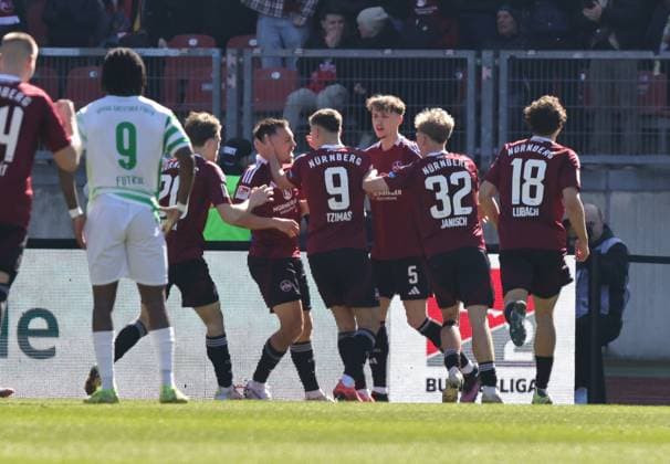 16.03.2025 - Fussball - Saison 2024 2025 - 2. Fussball - Bundesliga - 26. Spieltag: 1. FC Nürnberg FCN ( Club ) - SpVgg Greuther Fürth ( Kleeblatt ) Derby Frankenderby - Sportfoto Zink DaMa - xdaxmax - DFL regulations prohibit any use of photographs as image sequences and or quasi-video - only for editorial use - Jubel Freude Torjubel nach Tor zum 2:0 - Julian Justvan (10, 1. FC Nürnberg FCN ) und Mannschaft Team jubelt freut sich - Torschütze: Julian Justvan (10, 1. FC Nürnberg FCN )