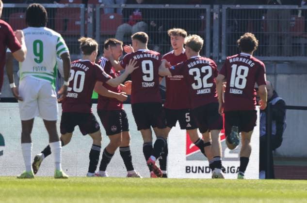 16.03.2025 - Fussball - Saison 2024 2025 - 2. Fussball - Bundesliga - 26. Spieltag: 1. FC Nürnberg FCN ( Club ) - SpVgg Greuther Fürth ( Kleeblatt ) Derby Frankenderby - Sportfoto Zink DaMa - xdaxmax - DFL regulations prohibit any use of photographs as image sequences and or quasi-video - only for editorial use - Jubel Freude Torjubel nach Tor zum 2:0 - Julian Justvan (10, 1. FC Nürnberg FCN ) und Mannschaft Team jubelt freut sich - Torschütze: Julian Justvan (10, 1. FC Nürnberg FCN )