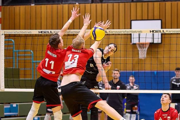 Moritz Rauber (TV Rottenburg, 02) ueberwindet den Doppelblock von von Cedric Braetsch (TUS Kriftel, 11) und Florian Bonadt (TUS Kriftel, 13) GER, TuS Kriftel gegen TV Rottenburg,Volleyball, 2. Bundesliga, 19. Spieltag, Spielzeit 2024 2025, 15.03.25. GER, TuS Kriftel gegen TV Rottenburg,Volleyball, 2. Bundesliga, 19. Spieltag, Spielzeit 2024 2025, 15.03.25. Kriftel Copyright: xEibner-Pressefoto GeraldxOelze-dexStoppanyx EP-ODS