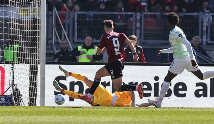 16.03.2025 - Fussball - Saison 2024 2025 - 2. Fussball - Bundesliga - 26. Spieltag: 1. FC Nürnberg FCN ( Club ) - SpVgg Greuther Fürth ( Kleeblatt ) Derby Frankenderby - Sportfoto Zink DaMa - xdaxmax - DFL regulations prohibit any use of photographs as image sequences and or quasi-video - only for editorial use - Tor Treffer Torschuß zum 3:0 - Torschütze Stefanos Tzimas (9, 1. FC Nürnberg FCN ) gegen Nahuel Noll (44, SpVgg Greuther Fürth )
