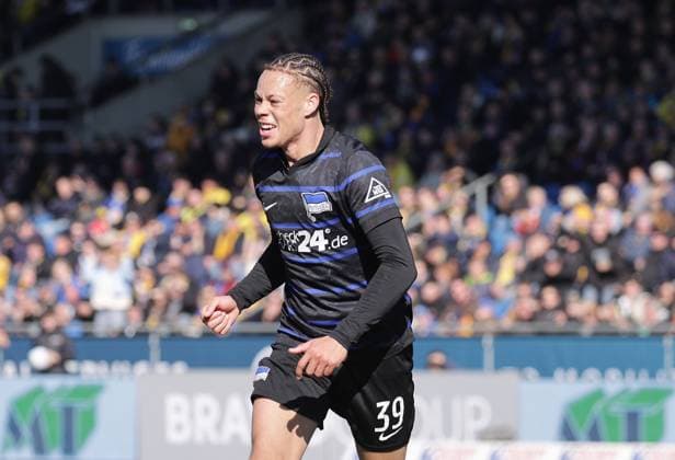 Fußball, 2. BL, Eintracht Braunschweig - Hertha BSC Derry Scherhant (Hertha BSC) jubelt ueber das0-2 Fussball, Herren, Saison 2024 2025 2.BL, Eintracht Stadion, Eintracht Braunschweig gegen Hertha BSC Berlin DFL REGULATIONS PROHIBIT ANY USE OF PHOTOGRAPHS AS IMAGE SEQUENCES AND OR QUASI-VIDEO.