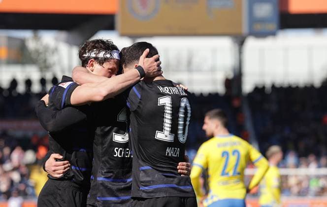 Sport Bilder des Tages Fußball, 2. BL, Eintracht Braunschweig - Hertha BSC Hertha jubelt 0-2 durch Derry Scherhant (Hertha BSC) Fussball, Herren, Saison 2024 2025 2.BL, Eintracht Stadion, Eintracht Braunschweig gegen Hertha BSC Berlin DFL REGULATIONS PROHIBIT ANY USE OF PHOTOGRAPHS AS IMAGE SEQUENCES AND OR QUASI-VIDEO.